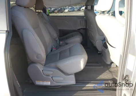 2018 Toyota Sienna Xle 8 Passenger z USA, uszkodzony, nr VIN 5TDYZ3DC7JS959182